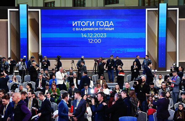 Журналисты в зале перед началом совместной прямой линии и большой пресс-конференции президента РФ Владимира Путина