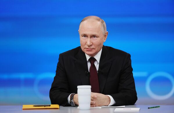 Президент РФ Владимир Путин проводит совместную прямую линию с гражданами и большую пресс-конференцию с журналистами в Гостином Дворе