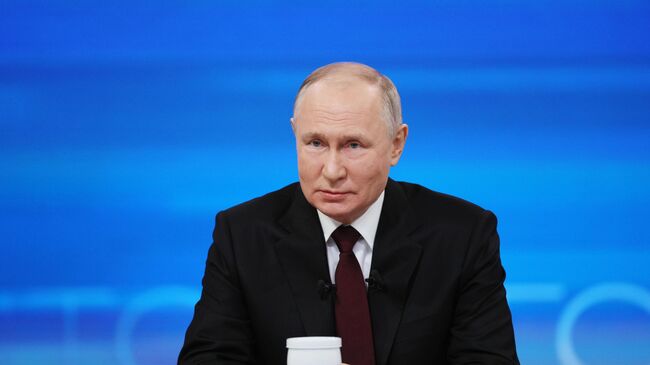Президент РФ Владимир Путин проводит совместную прямую линию с гражданами и большую пресс-конференцию с журналистами в Гостином Дворе