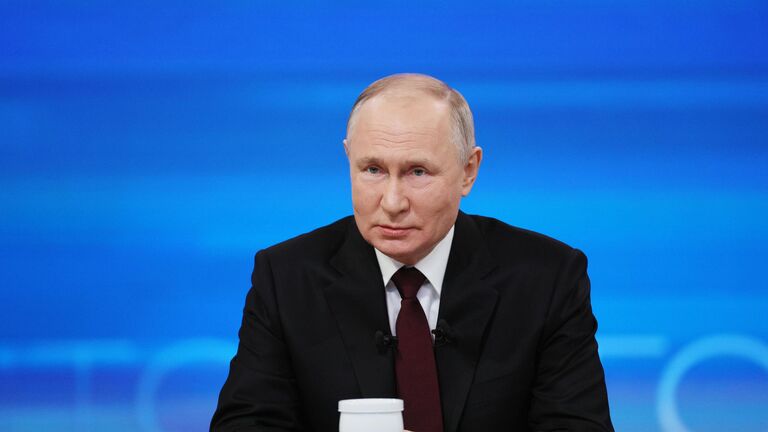 Президент РФ Владимир Путин проводит совместную прямую линию с гражданами и большую пресс-конференцию с журналистами в Гостином Дворе