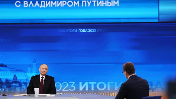 Президент России Владимир Путин проводит совместную прямую линию с гражданами и большую пресс-конференцию с журналистами в Гостином Дворе