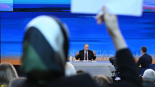Президент РФ Владимир Путин проводит совместную прямую линию с гражданами и большую пресс-конференцию с журналистами в Гостином дворе
