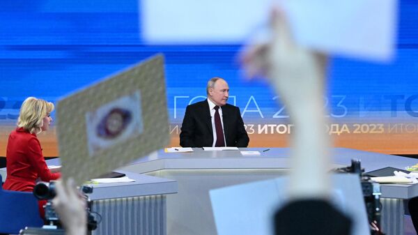Президент РФ Владимир Путин проводит совместную прямую линию с гражданами и большую пресс-конференцию с журналистами в Гостином дворе