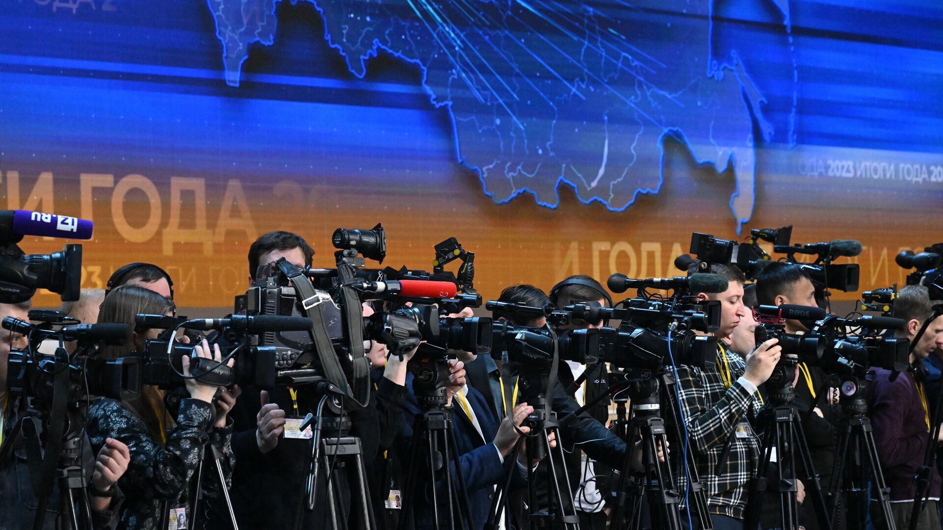 Журналисты на совместной прямой линии президента РФ Владимира Путина с гражданами и большой пресс-конференции с журналистами в Гостином Дворе - РИА Новости, 1920, 14.12.2023
