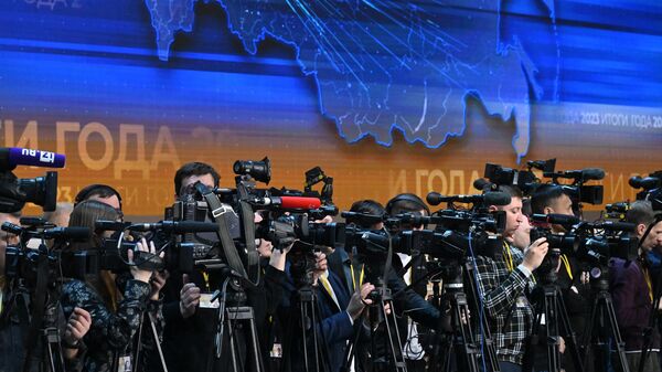 Журналисты на совместной прямой линии президента РФ Владимира Путина с гражданами и большой пресс-конференции с журналистами в Гостином Дворе