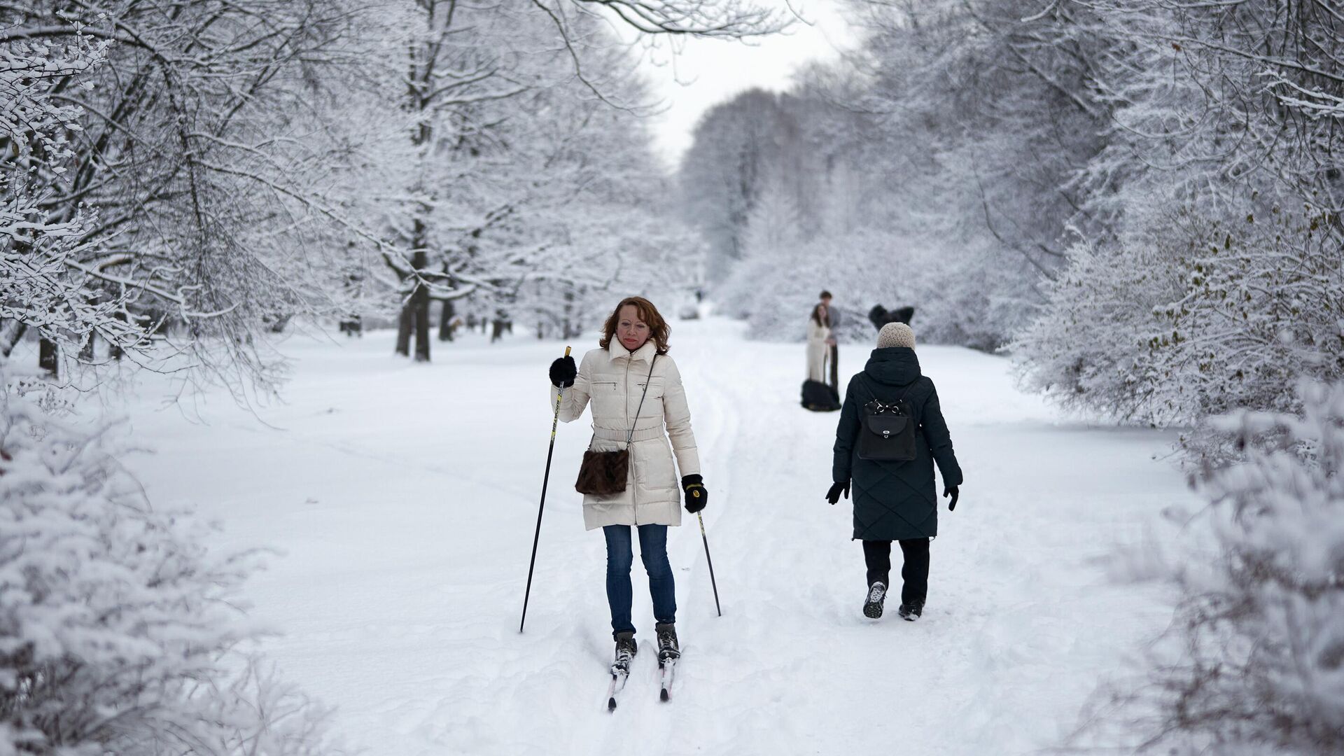 Женщина катается на лыжах Женщина катается на лыжах - РИА Новости, 1920, 15.12.2025