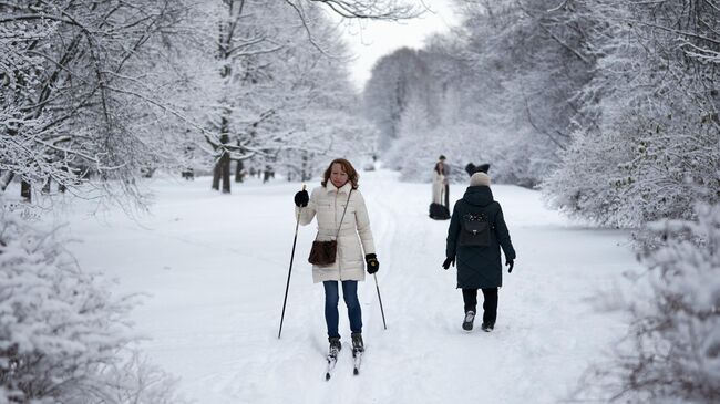 Женщина катается на лыжах 
