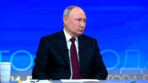 Путин: Россия не уклоняется от отношений с Францией