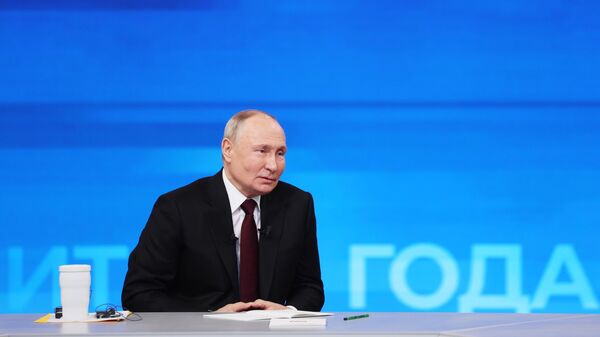 Президент РФ Владимир Путин проводит совместную прямую линию с гражданами и большую пресс-конференцию с журналистами в Гостином Дворе