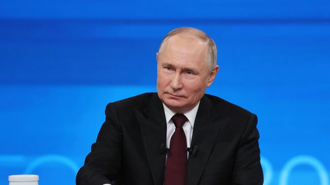 Президент России Владимир Путин проводит совместную прямую линию с гражданами и большую пресс-конференцию с журналистами в Гостином дворе