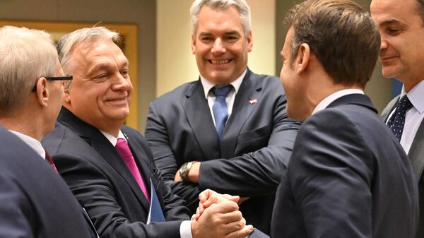 Премьер-министр Венгрии Виктор Орбан и президент Франции Эммануэль Макрон перед началом саммита ЕС в Брюсселе. 14 декабря 2023