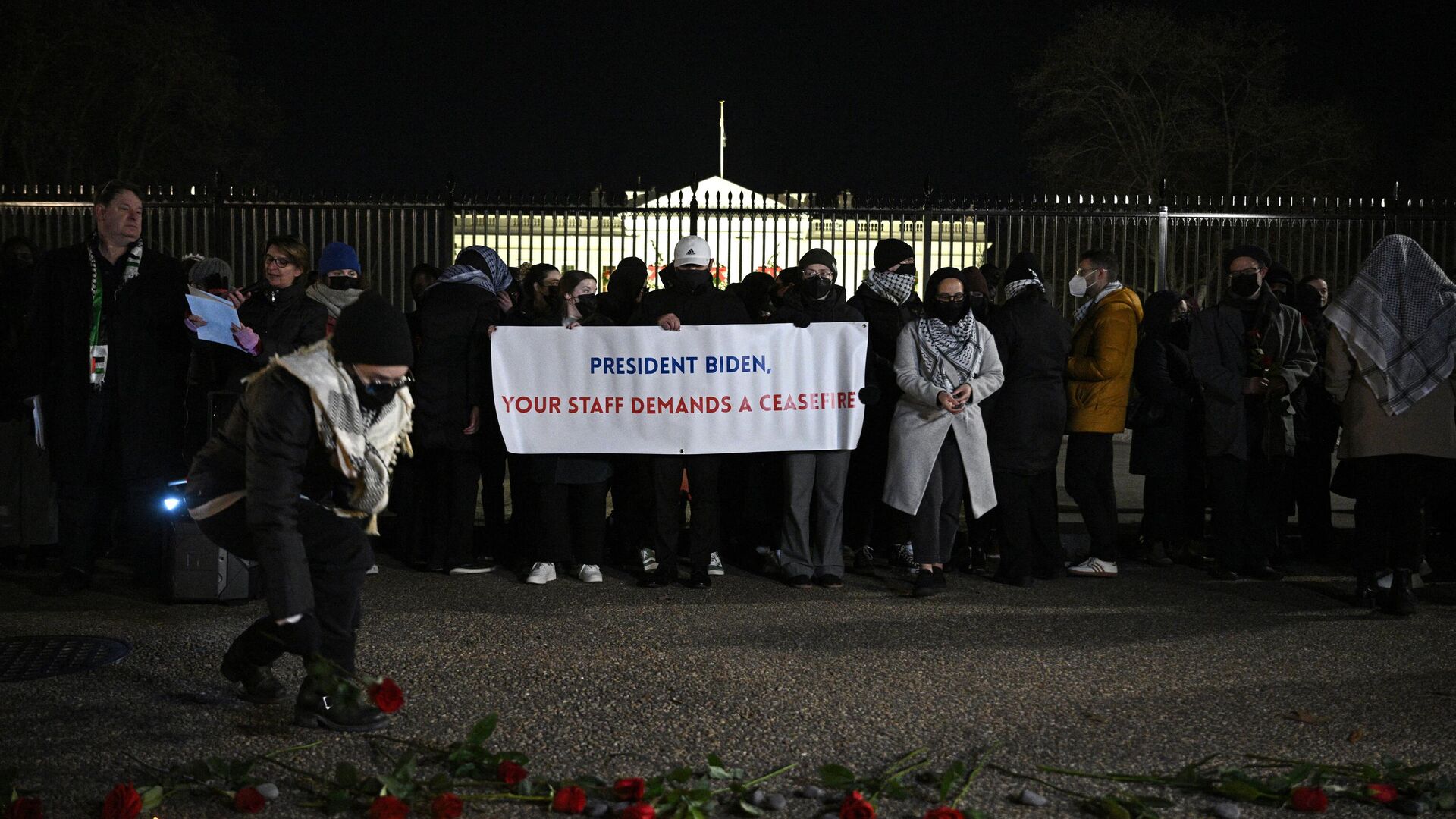 Участники акции с призывом прекратить огонь в Газе возле здания Белого дома в Вашингтоне, США - РИА Новости, 1920, 14.12.2023