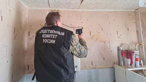 Сотрудник СК РФ на месте, где произошло отравления угарным газом в поселке Цильна Ульяновской области