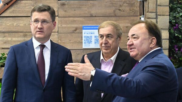 Александр Новак, Михаил Гуцериев и Махмуд-Али Калиматов на Международной выставке-форуме Россия 