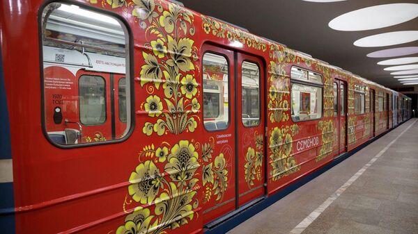 Тематический поезд Нижний Новгород: 100% настоящая Россия в метрополитене Новосибирска