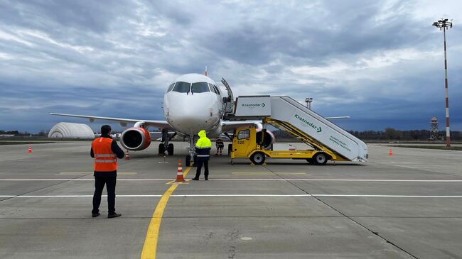 Самолет Superjet 100 авиакомпании Азимут, совершивший тестовый рейс из Минеральных Вод в Краснодар