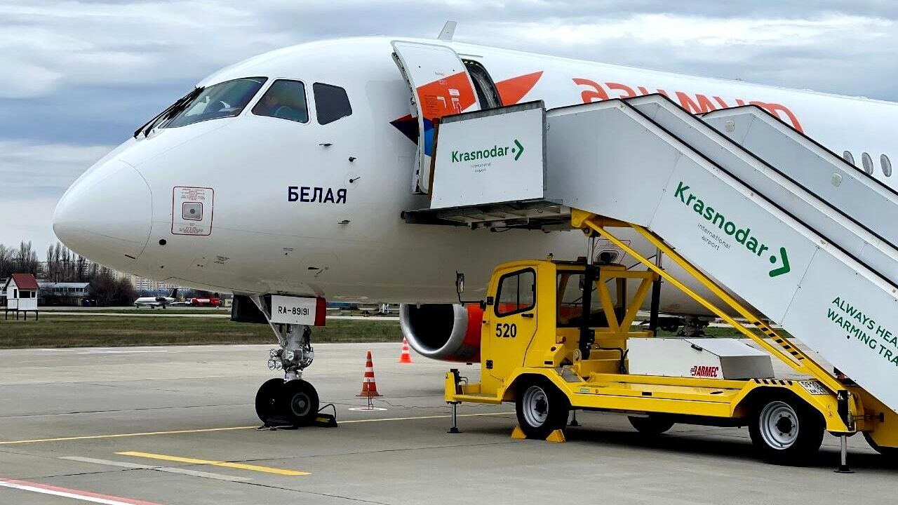 Самолет Superjet 100 авиакомпании Азимут - РИА Новости, 1920, 14.12.2024