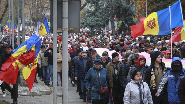 Люди во время акции протеста в Кишиневе