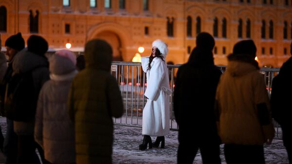 Девушка фотографируется на Красной площади в Москве