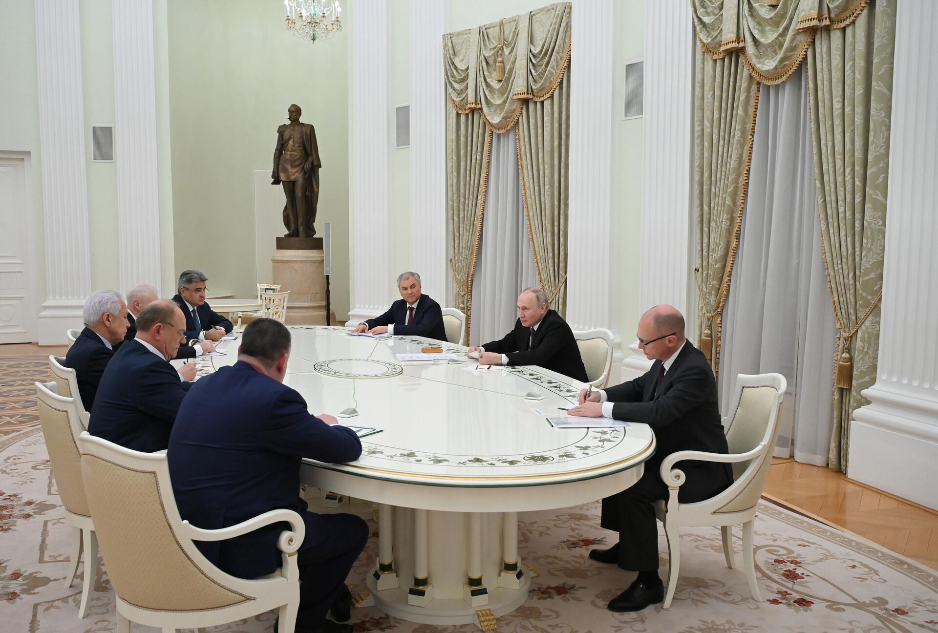 Путин провел встречу с руководством Госдумы и лидерами фракций в Кремле