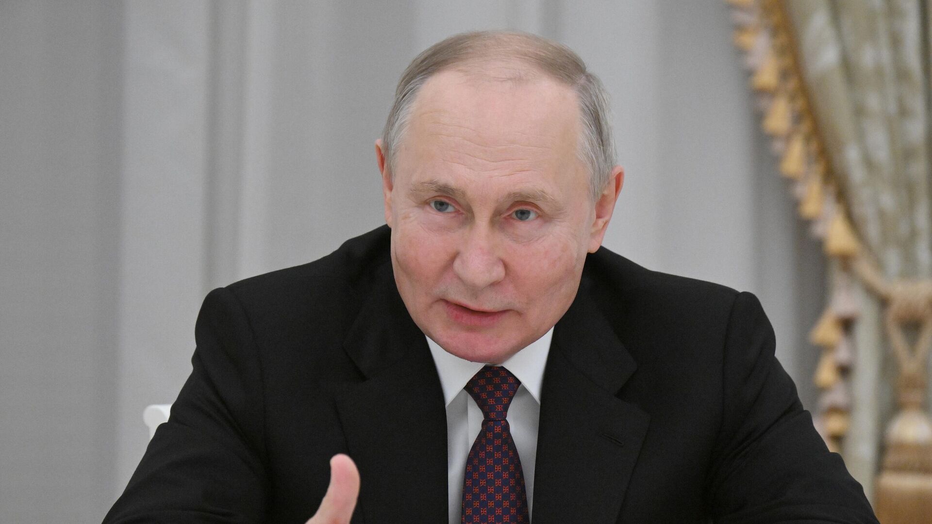 Путин: авторитет и доверие "Единой России" основаны на ее патриотической позиции