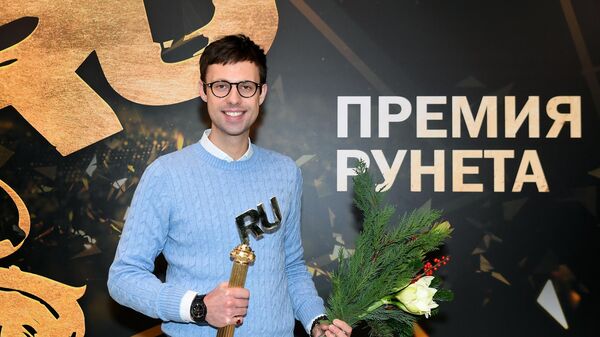Руководитель центра Дирекции новых медиа медиагруппы Россия сегодня Даниил Кононенко, получивший награду в номинации Подкасты и цифровой контент, на торжественной церемонии вручения XX Премии рунета в Москве.