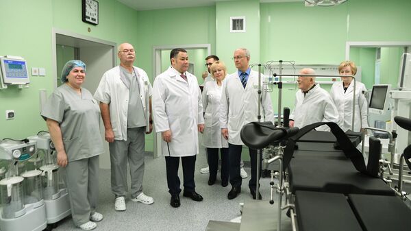 Губернатор Игорь Руденя во время осмотра модернизированного операционного блока в Областной клинической больнице в Твери