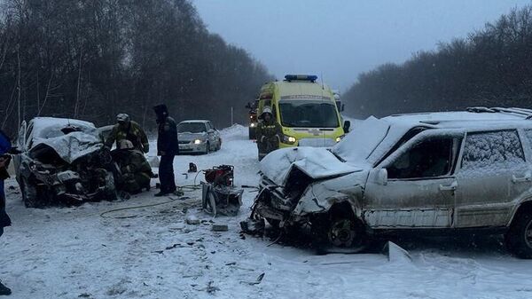 Место происшествия, где столкнулись два легковых автомобиля в Кошкинском районе Самарской области. 16 декабря 2023