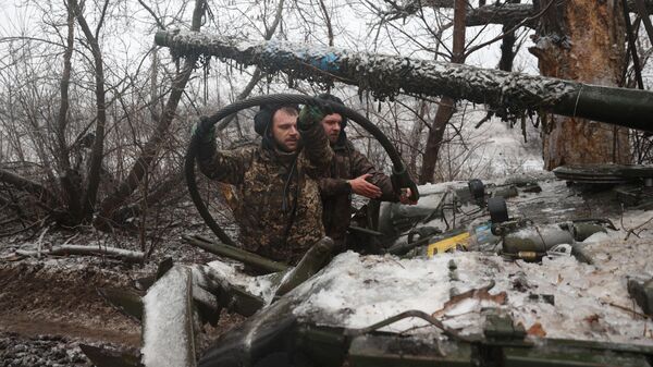 Украинские военнослужащие около танка
