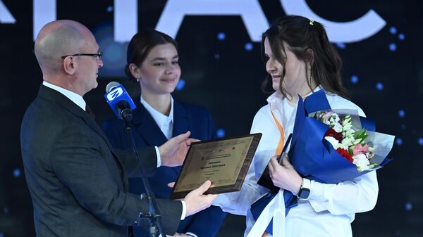 Сергей Кириенко награждает
победительницу II Всероссийской детской премии 