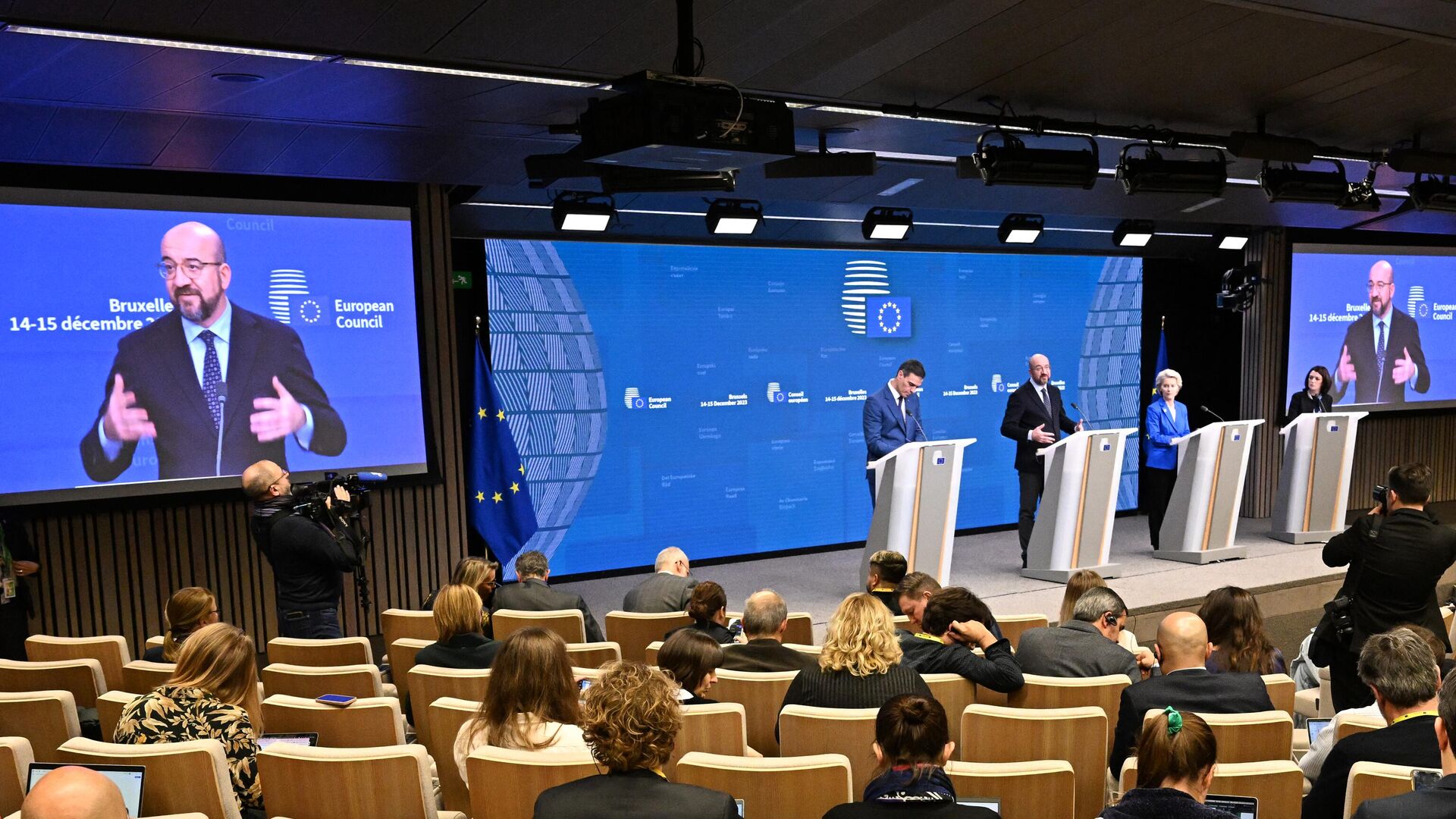 Лидеры Евросоюза во время пресс-конференции по итогам саммита в Брюсселе, проходившего 14-15 декабря - РИА Новости, 1920, 16.12.2023