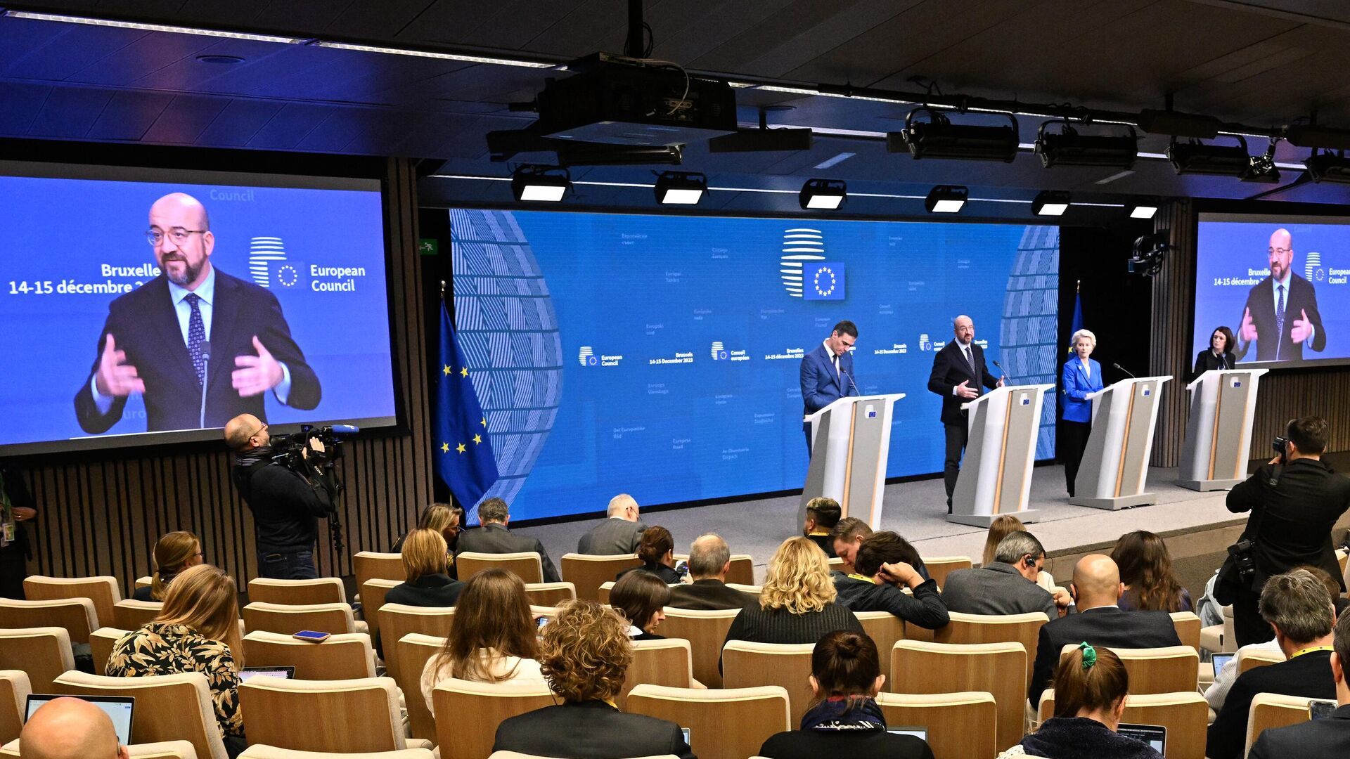 Лидеры Евросоюза во время пресс-конференции по итогам саммита в Брюсселе, проходившего 14-15 декабря - РИА Новости, 1920, 16.12.2023