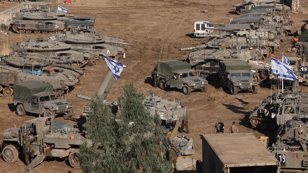 Израильская бронетехника недалеко от границы с сектором Газа