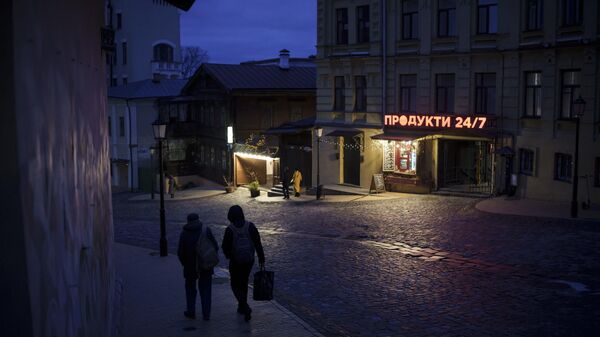 Неосвещенная улица в центре Киева, Украина