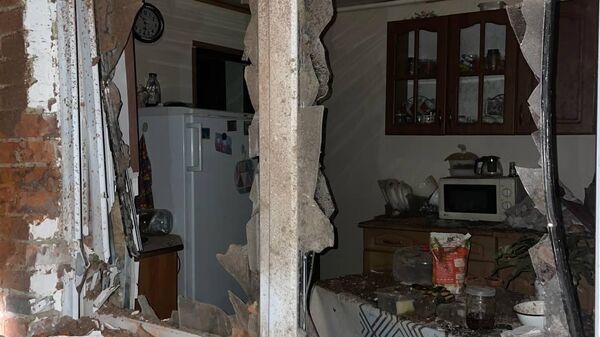 Последствия обстрела жилого дома в селе Олешня Курской области