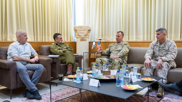 Глава центрального командования вооруженных сил США Майкл Курилла во время встречи с главой генштаба Армии обороны Герци Халеви в Израиле. 16 декабря 2023 