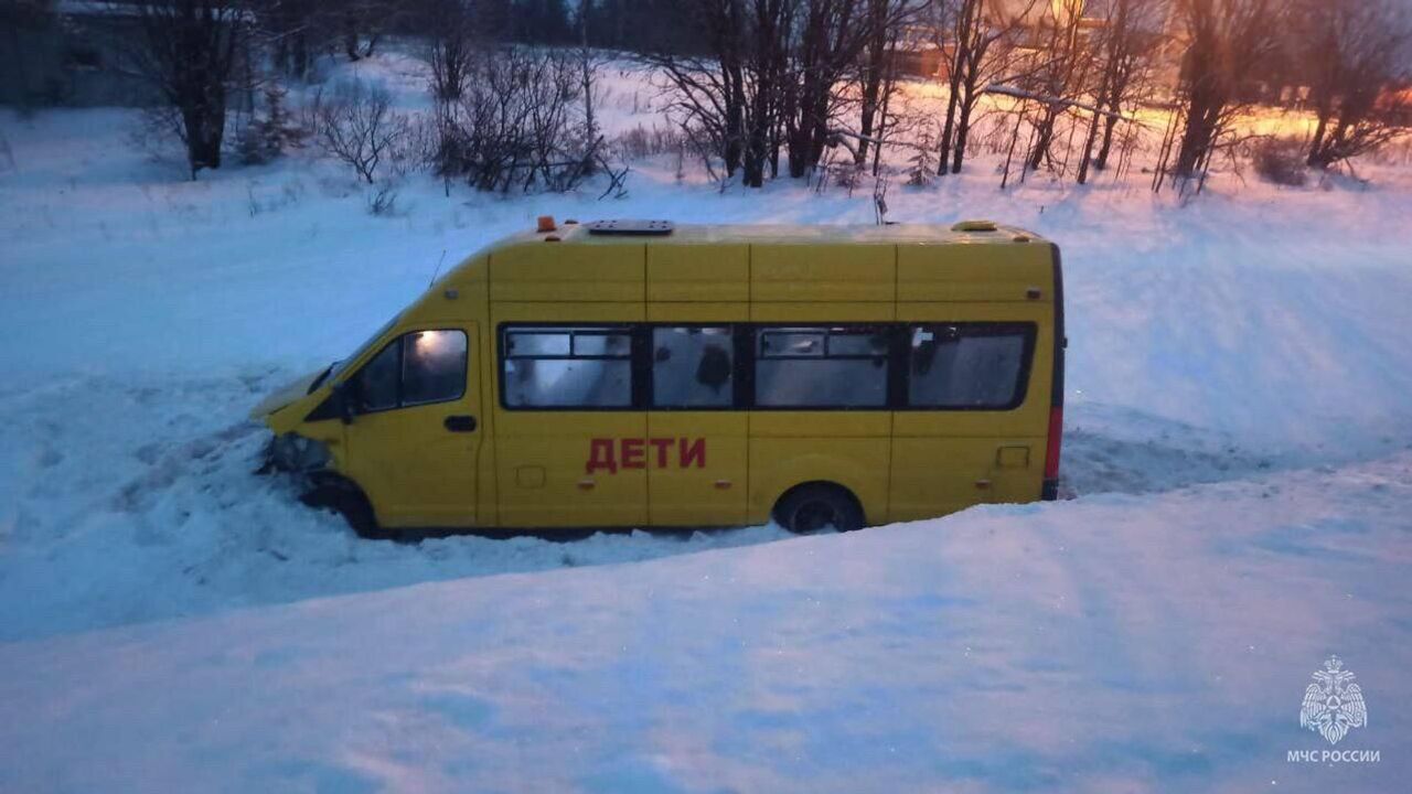 В Удмуртии семь человек пострадали при ДТП со школьным автобусом - РИА  Новости, 17.12.2023