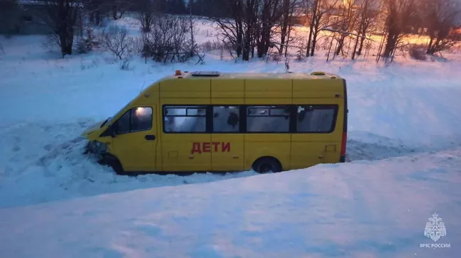 Место ДТП, где столкнулись школьный автобус и Лада Веста в Игринском районе Удмуртии. 17 декабря 2023