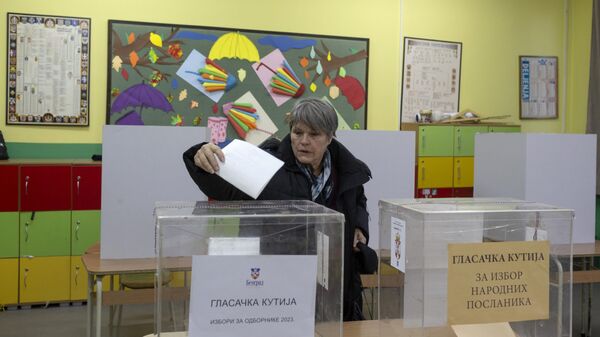 Женщина во время голосования на выборах в Белграде, Сербия