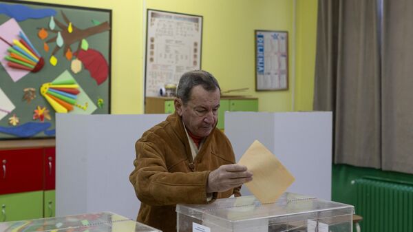 Мужчина во время голосования на выборах в Белграде, Сербия