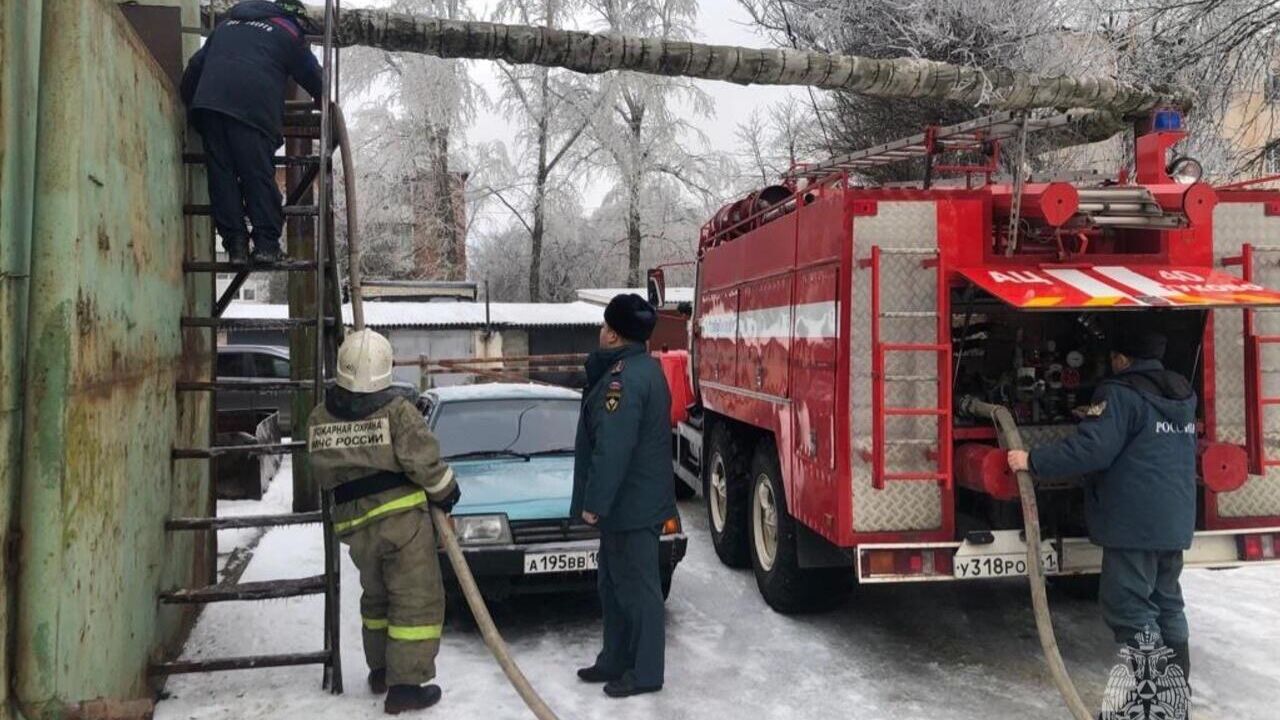 Пожарные подвозят воду в котельную Гуково, чтобы люди не остались без отопления пока идут ремонтно-восстановительные работы в Ростовской области. 16 декабря 2023 - РИА Новости, 1920, 17.12.2023