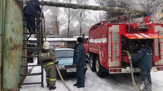 Пожарные подвозят воду в котельную Гуково, чтобы люди не остались без отопления пока идут ремонтно-восстановительные работы в Ростовской области. 16 декабря 2023