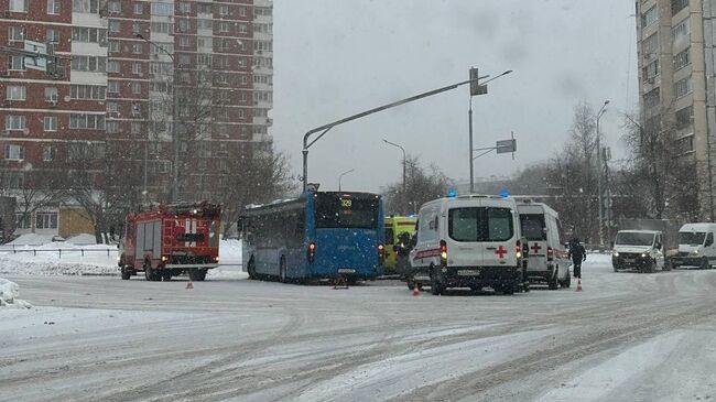 Место ДТП с участием рейсового автобуса Нефаз на западе Москвы. 17 декабря 2023