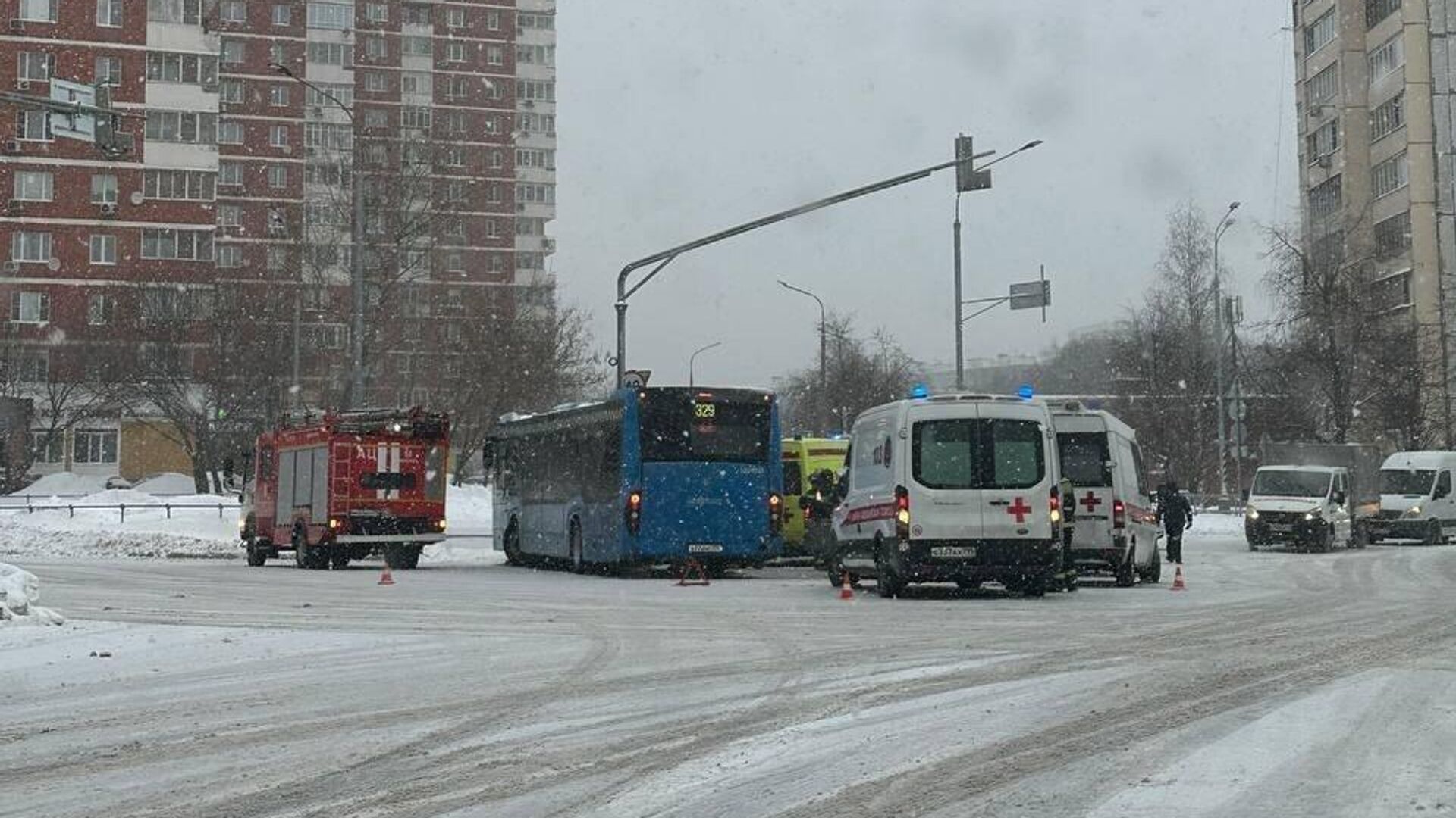 Место ДТП с участием рейсового автобуса Нефаз на западе Москвы. 17 декабря 2023 - РИА Новости, 1920, 17.12.2023