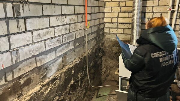 Сотрудник СК РФ на месте отравления угарным газом в частном доме в Пензенской области. 16 декабря 2023