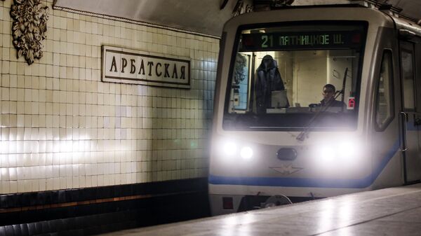Поезд на станции Арбатская Арбатско-Покровской линии Московского метрополитена