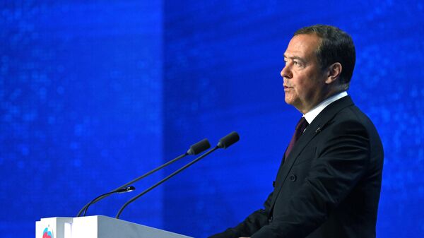 ЕР выполняет обещания перед избирателями, заявил Медведев