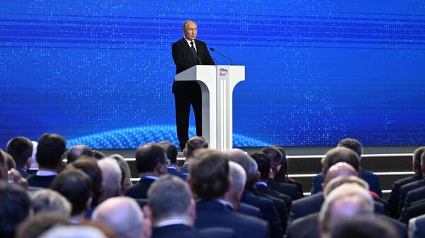 Владимир Путин на пленарном заседании Единой России