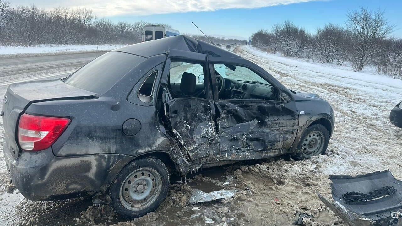 Место ДТП с участием двух легковых автомобилей на трассе Кавказ в Ставропольском крае - РИА Новости, 1920, 17.12.2023