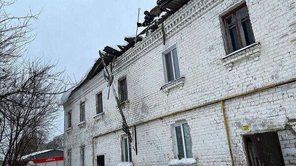 Место обрушения крыши в жилом доме в Заводском районе города Орла